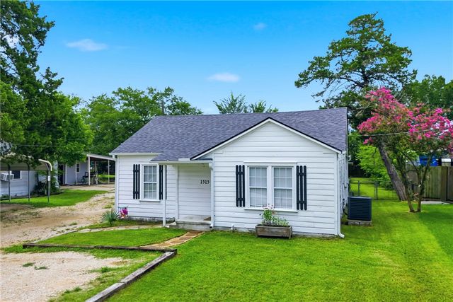 1515 Ursuline Avenue, Bryan, TX 77803