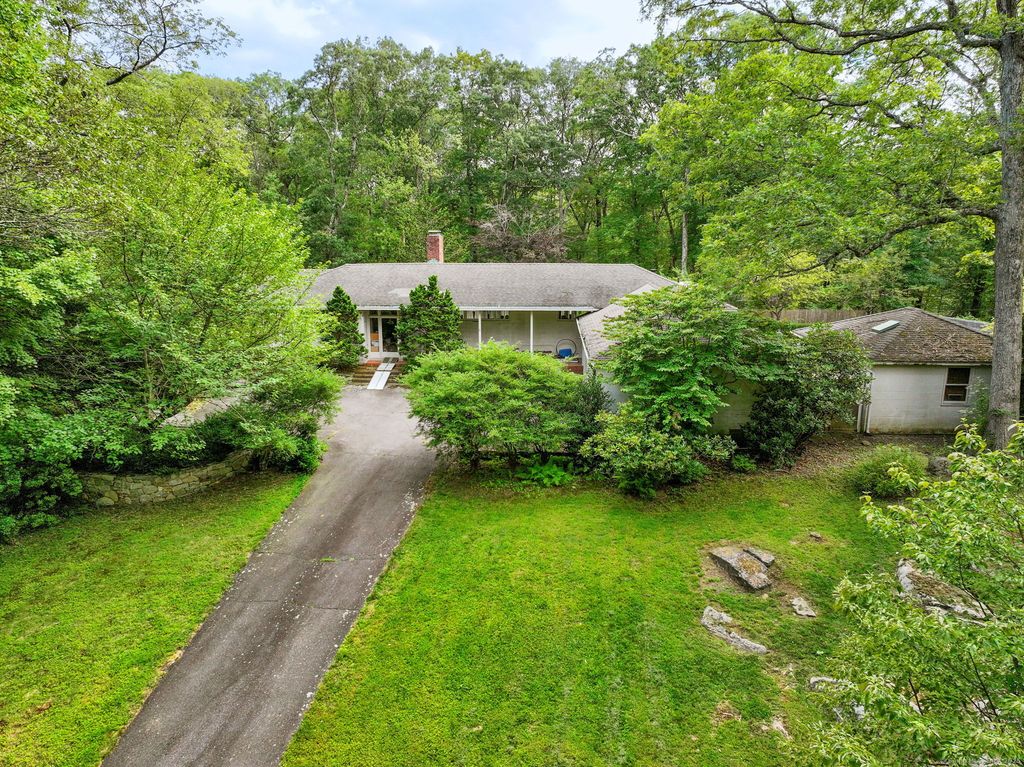 592 Laurel Road, New Canaan, CT 06840