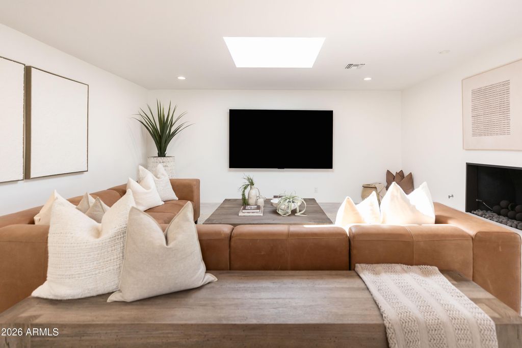 Image 5 of property listing at 4708 E DESERT PARK Place, Paradise Valley, AZ 85253