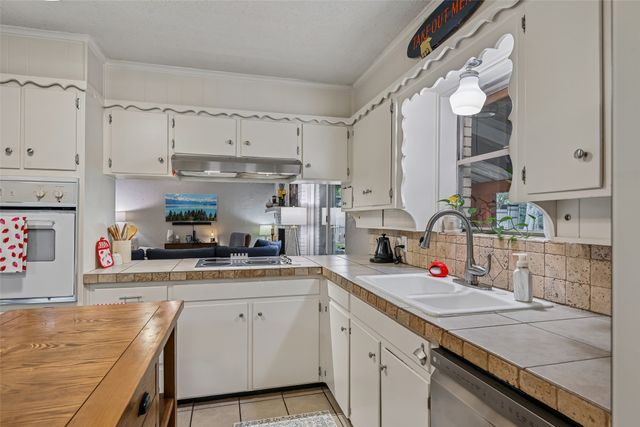 6204 Circleview Drive, Haltom City, TX 76180