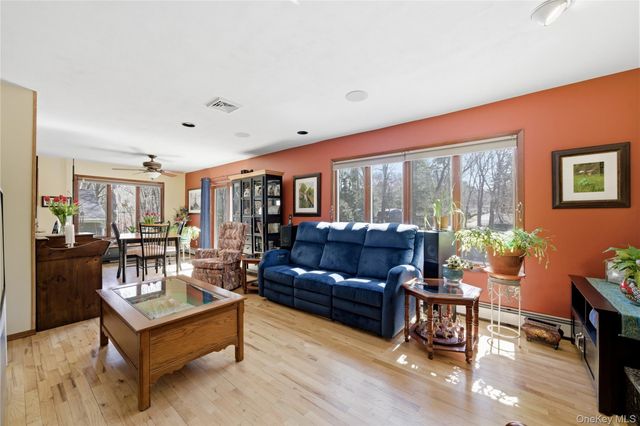 287 Peconic Terrace, Calverton, NY 11933