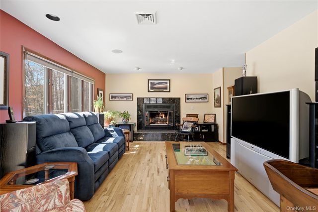 287 Peconic Terrace, Calverton, NY 11933