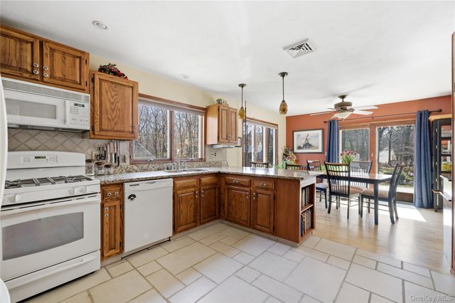 287 Peconic Terrace, Calverton, NY 11933