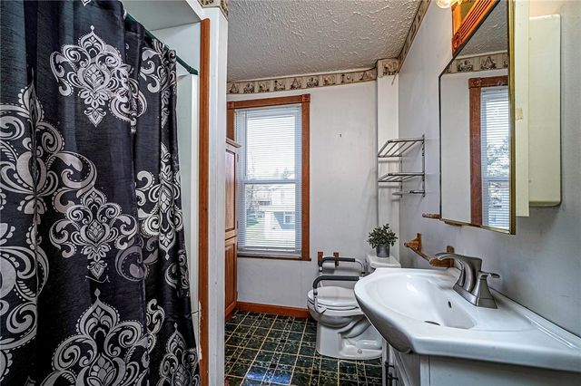 1614 5th Ave, Beaver Falls, PA 15010