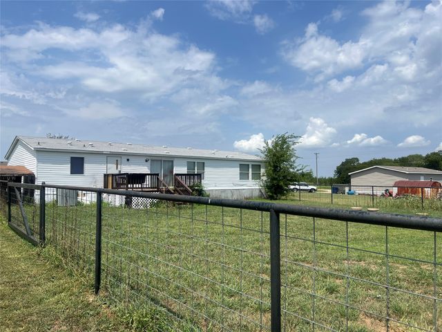 120 Pine Ridge Circle, Southmayd, TX 75092