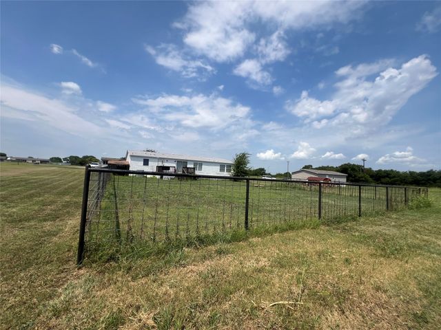 120 Pine Ridge Circle, Southmayd, TX 75092