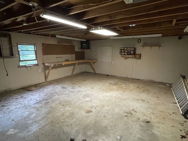 641 Airport Rd, Portland, TN 37148