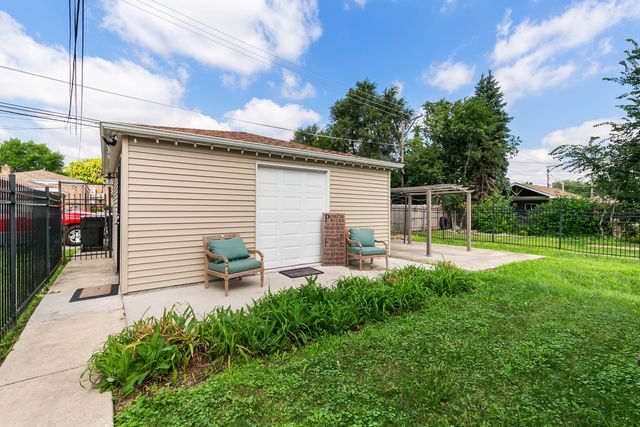 9010 S Parnell Avenue, Chicago, IL 60620