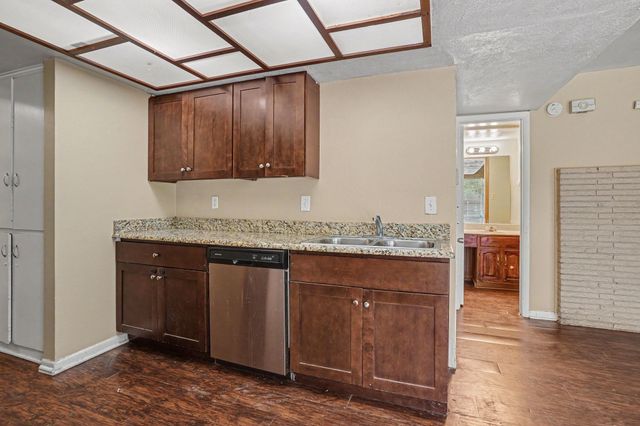 1414 Finley Road, Irving, TX 75062