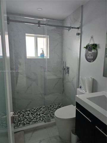 2727 W 70th St, Hialeah, FL 33016