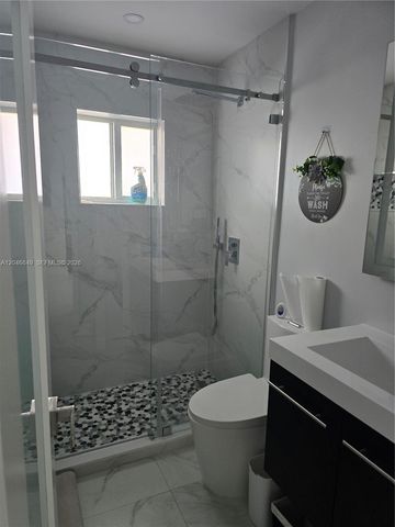 2727 W 70th St, Hialeah, FL 33016
