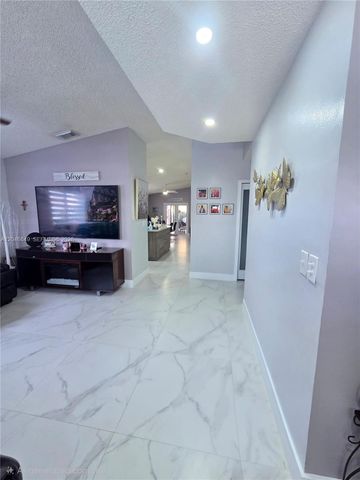 2727 W 70th St, Hialeah, FL 33016