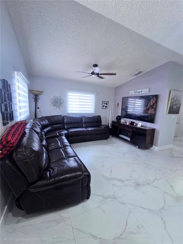 2727 W 70th St, Hialeah, FL 33016