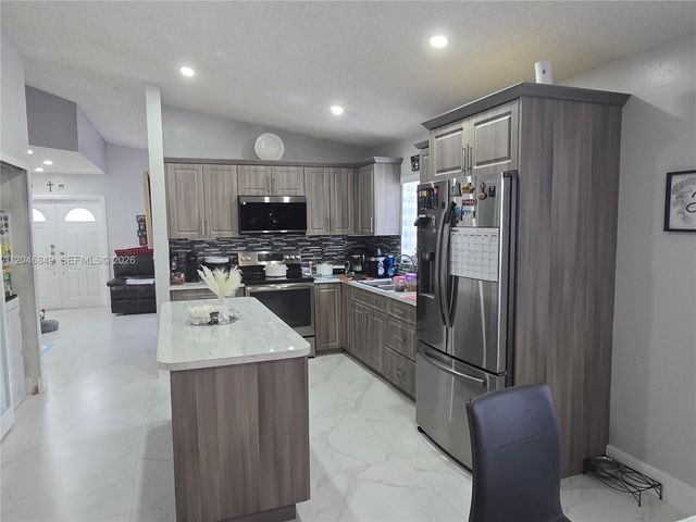 2727 W 70th St, Hialeah, FL 33016