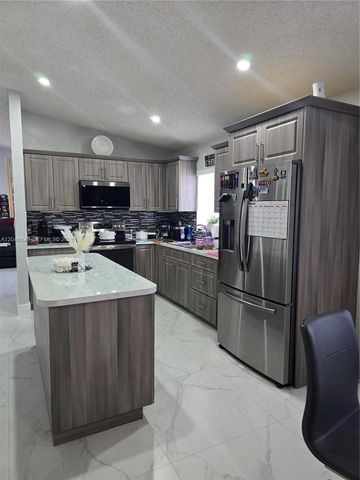 2727 W 70th St, Hialeah, FL 33016