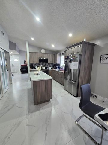 2727 W 70th St, Hialeah, FL 33016