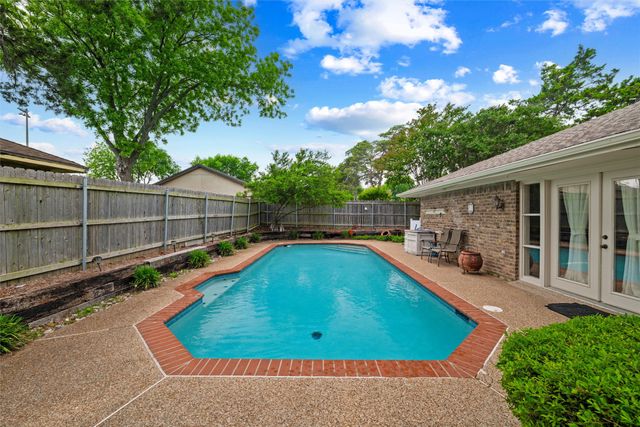 414 Ridgewood Drive, Desoto, TX 75115