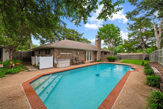 414 Ridgewood Drive, Desoto, TX 75115