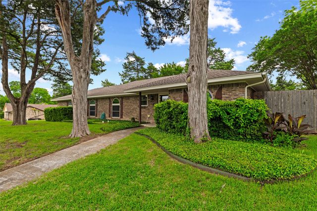 414 Ridgewood Drive, Desoto, TX 75115