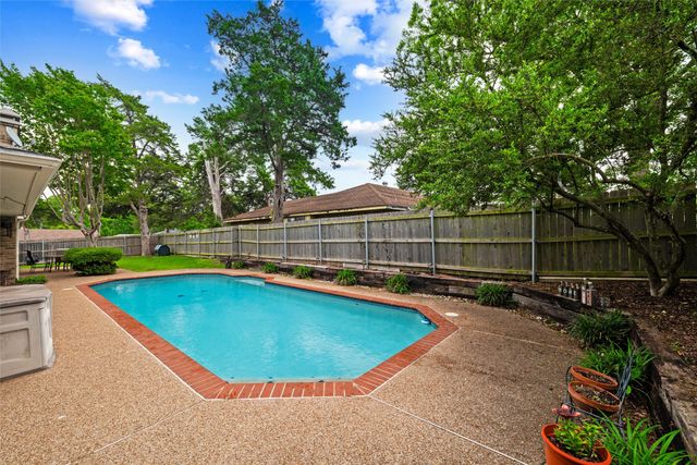 414 Ridgewood Drive, Desoto, TX 75115