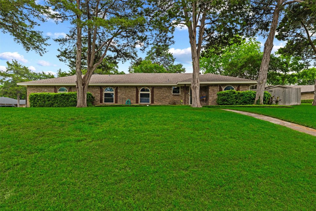 414 Ridgewood Drive, Desoto, TX 75115