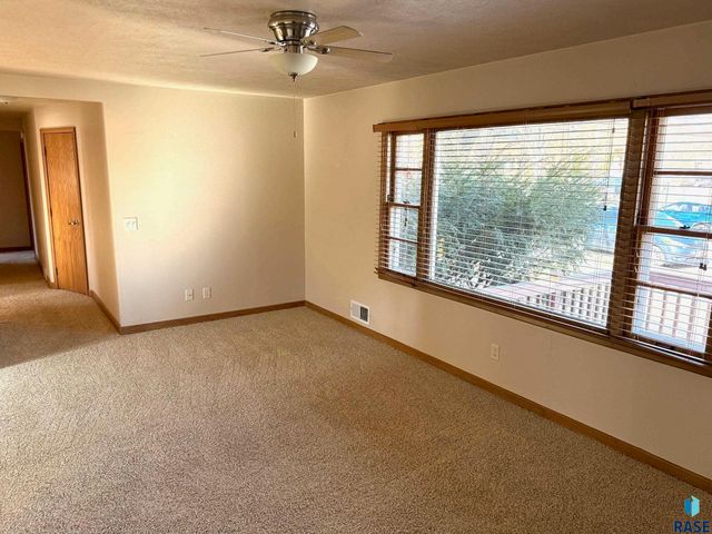 2405 W 28th St Street, Sioux Falls, SD 57105