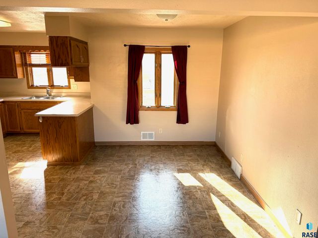 2405 W 28th St Street, Sioux Falls, SD 57105