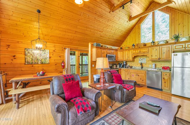 721 Poplar Falls Way, Gatlinburg, TN 37738