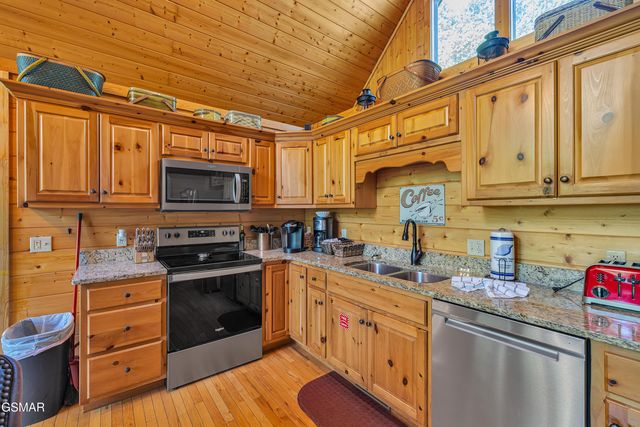 721 Poplar Falls Way, Gatlinburg, TN 37738