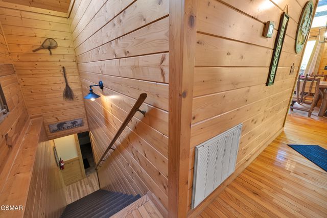 721 Poplar Falls Way, Gatlinburg, TN 37738