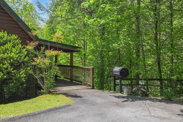 721 Poplar Falls Way, Gatlinburg, TN 37738