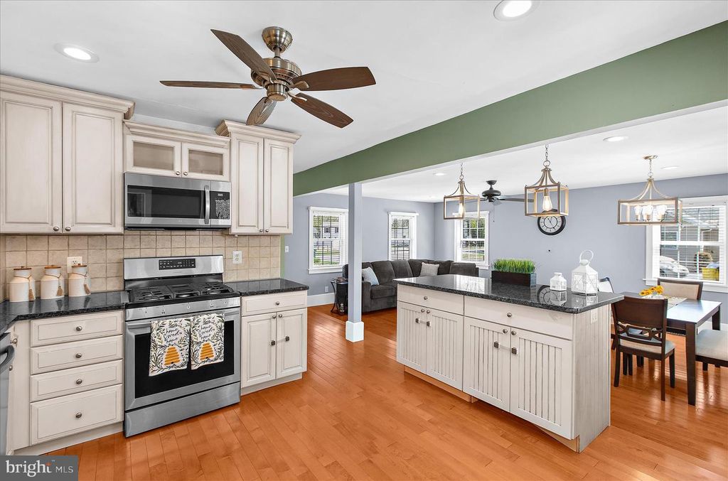 Image 10 of property listing at 161 MARGATE DR, Glen Burnie, MD 21060