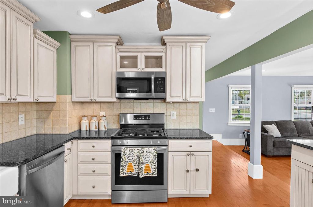 Image 13 of property listing at 161 MARGATE DR, Glen Burnie, MD 21060