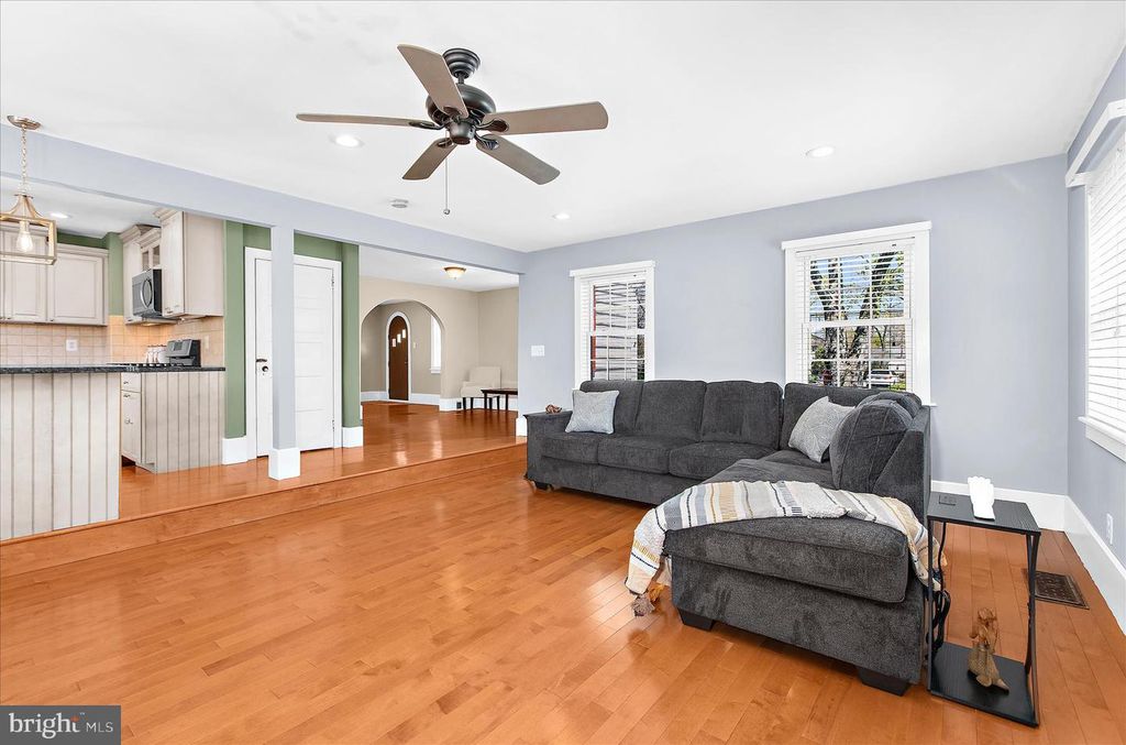 Image 6 of property listing at 161 MARGATE DR, Glen Burnie, MD 21060