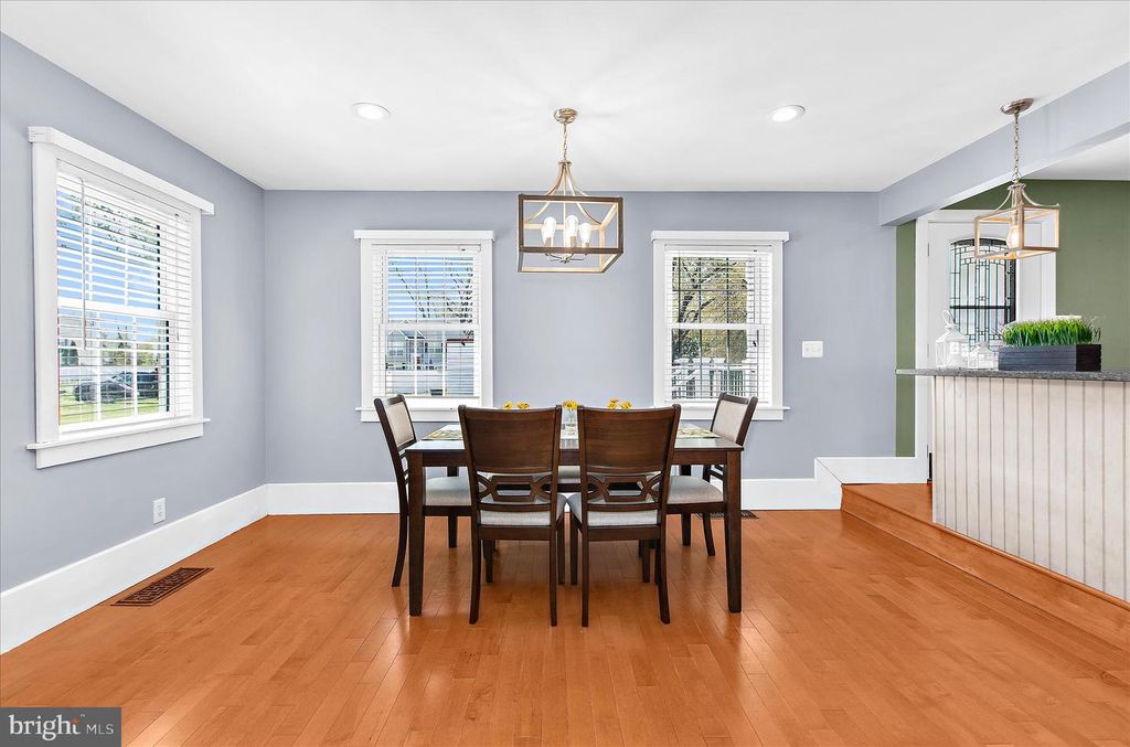 Image 8 of property listing at 161 MARGATE DR, Glen Burnie, MD 21060