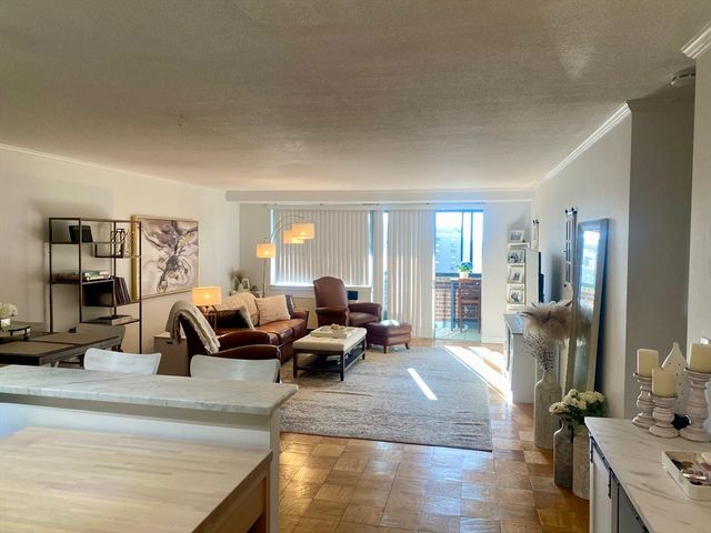 9 Hawthorne Place 15R, Boston, MA 02114