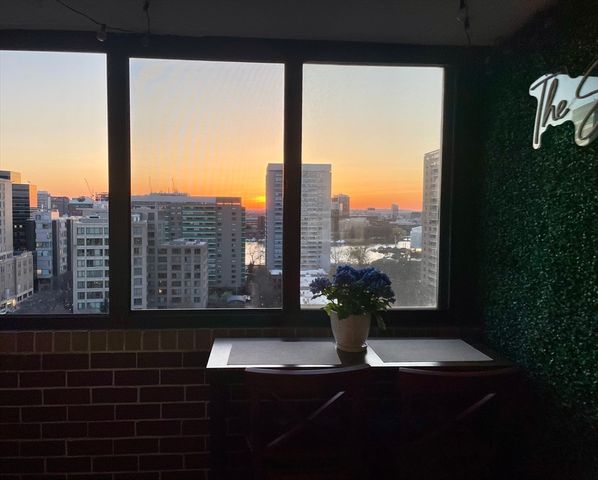 9 Hawthorne Place 15R, Boston, MA 02114