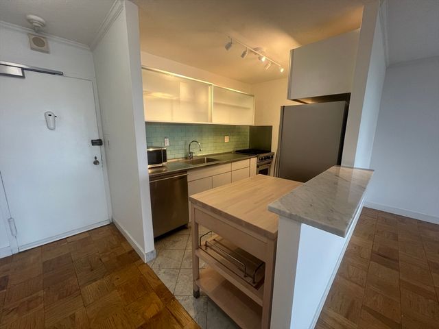 9 Hawthorne Place 15R, Boston, MA 02114