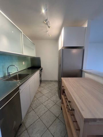9 Hawthorne Place 15R, Boston, MA 02114