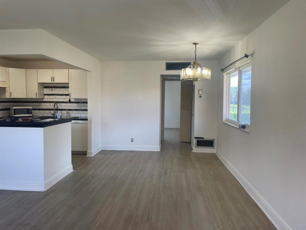 Image 7 of property listing at 234 Saxony E, Delray Beach, FL 33446