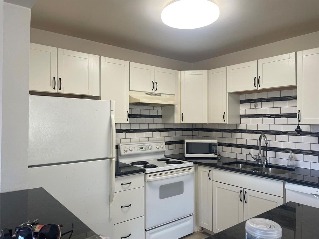 Image 9 of property listing at 234 Saxony E, Delray Beach, FL 33446