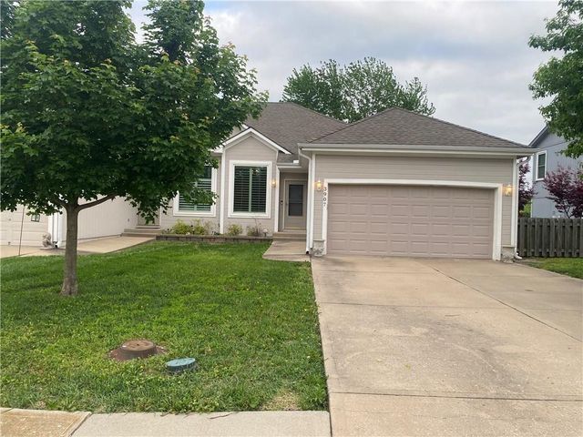 3907 SW Chartwell Court, Lee's Summit, MO 64082