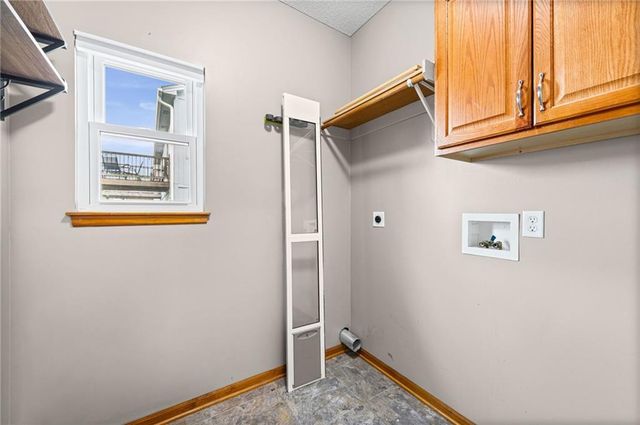 3907 SW Chartwell Court, Lee's Summit, MO 64082