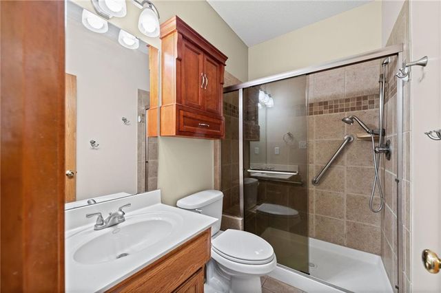 3907 SW Chartwell Court, Lee's Summit, MO 64082