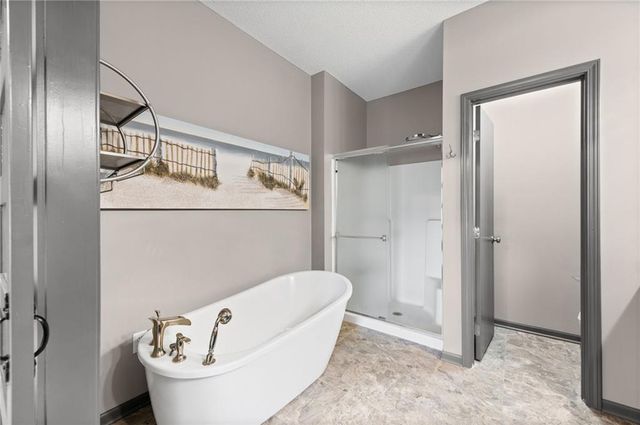 3907 SW Chartwell Court, Lee's Summit, MO 64082