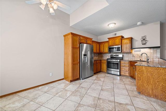 3907 SW Chartwell Court, Lee's Summit, MO 64082