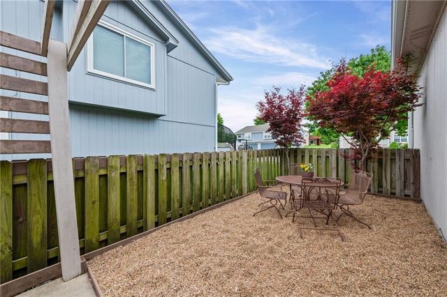 3907 SW Chartwell Court, Lee's Summit, MO 64082