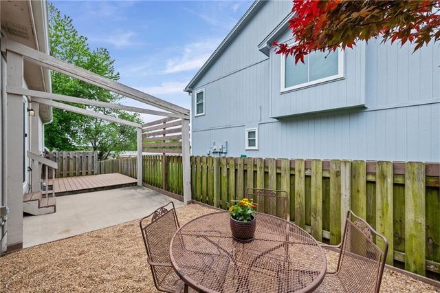 3907 SW Chartwell Court, Lee's Summit, MO 64082