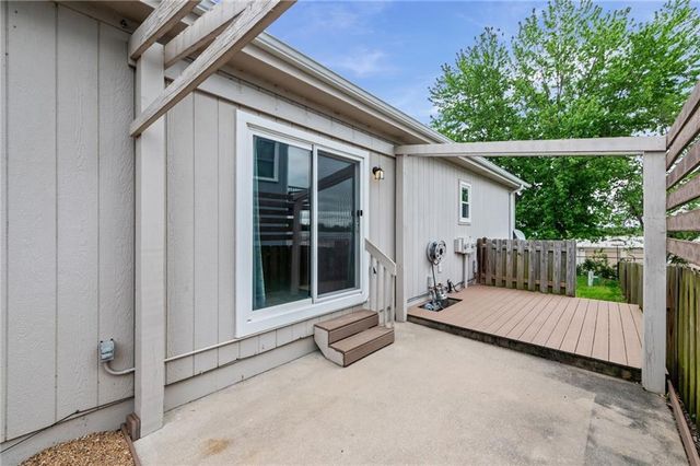 3907 SW Chartwell Court, Lee's Summit, MO 64082
