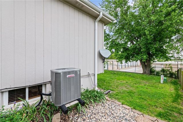 3907 SW Chartwell Court, Lee's Summit, MO 64082